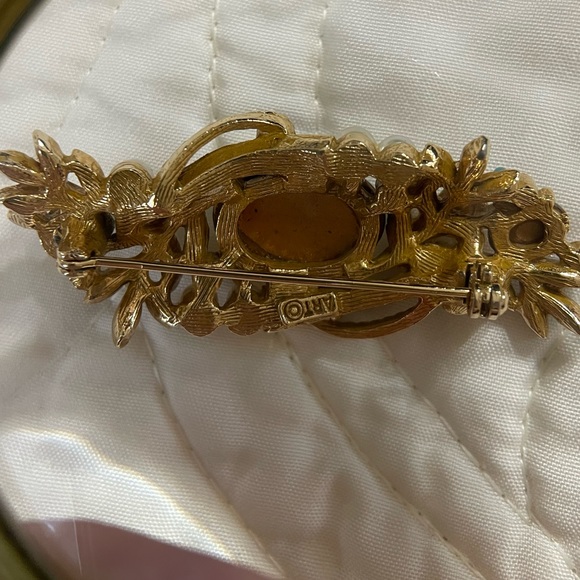 Vintage Brooch-made by Mode Art- a jewelry company founded in the 1940’s. - Picture 2 of 2